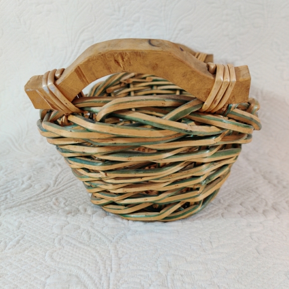Vintage Weaved Wicker Basket With Hand Carved Wood Handles - Picture 7 of 9